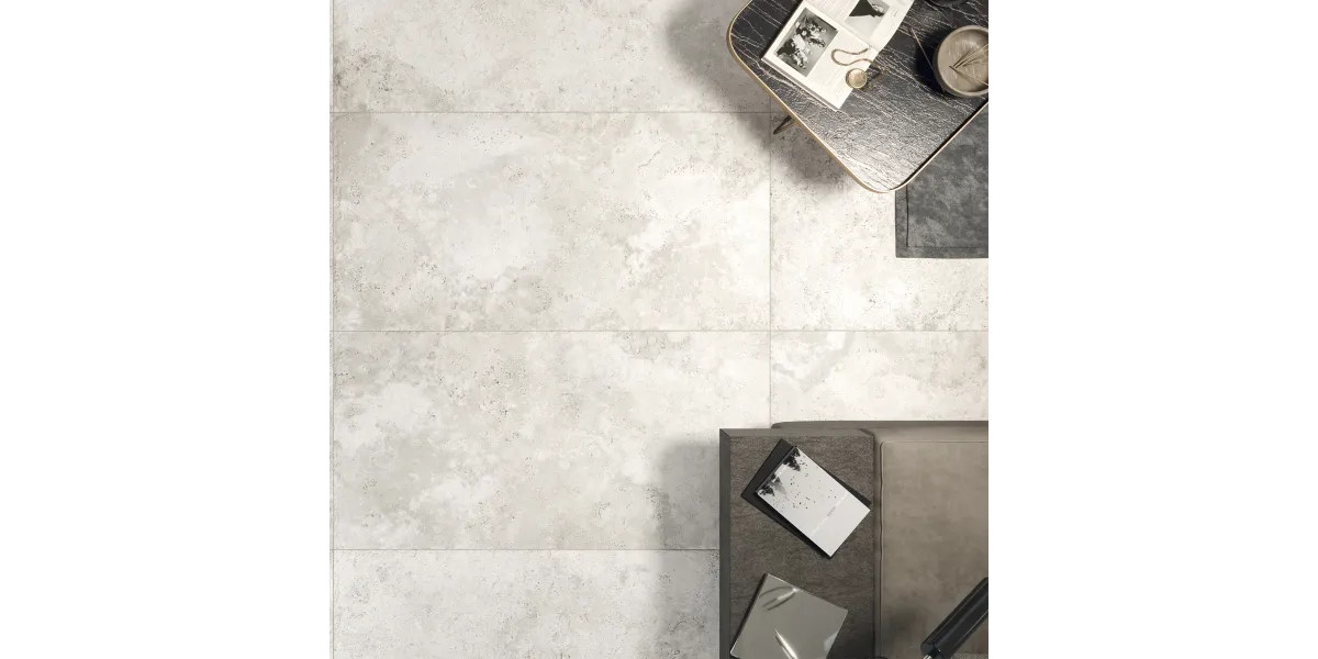 MOSF-45-47010 Carrelage en travertin pierre naturelle, argenté, blanc, gris, gris clair, aspect vieilli, receveur de douche, cuisine