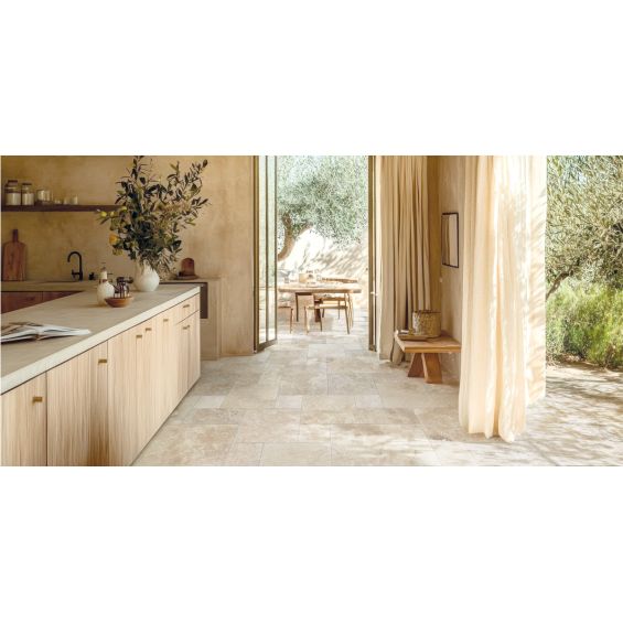 Carrelage sol extérieur effet pierre Travertin TravertiNova classic R11 multi-format