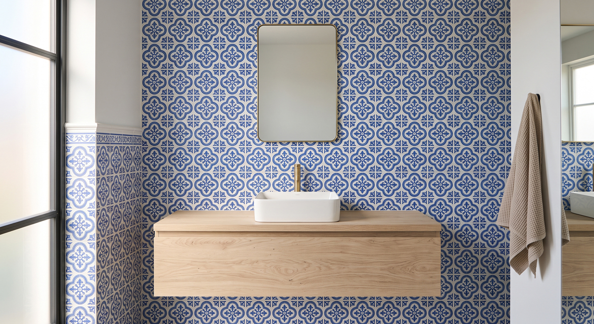 Mur d'accent en azulejos bleus et blancs derrière un plan vasque