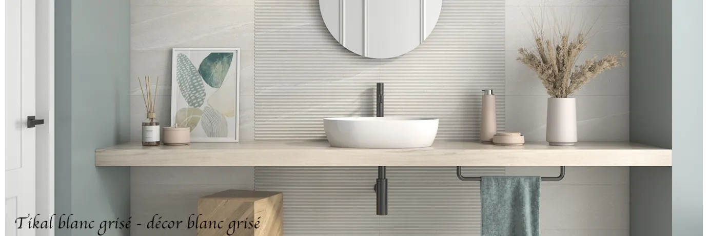 Carrelage mur Tikal blanc grisé et décor blanc grisé pour le mur de la salle de bain style zen