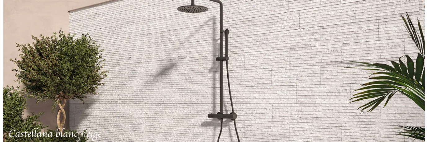 Carrelage effet parement Castellana blanc neige pour le mur de la douche de la piscine