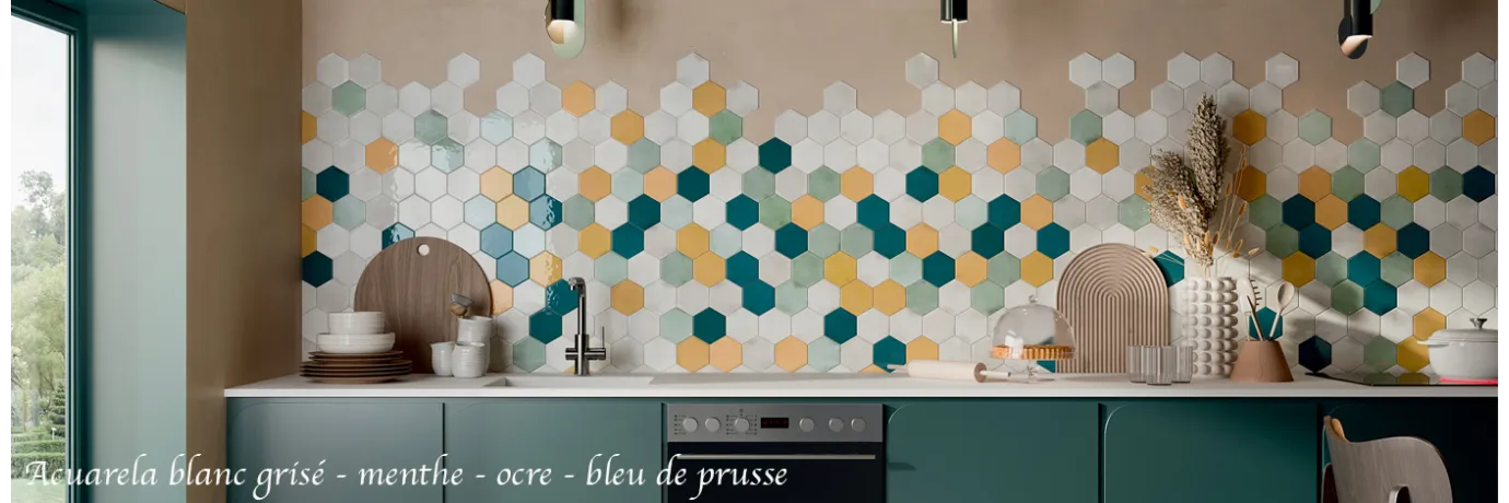 Carrelage sol hexagonal Acuarela blanc grisé, bleu de prusse , menthe , ocre pour le mur de la cuisine style rétro