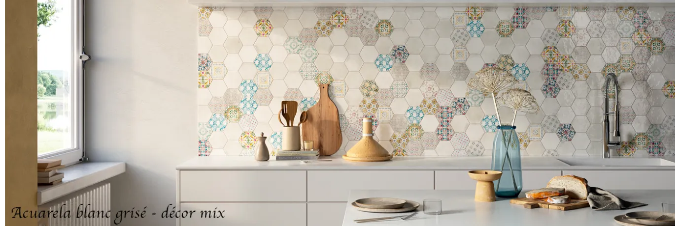 Carrelage sol hexagonal Acuarela blanc grisé et décor mix pour le mur de la cuisine