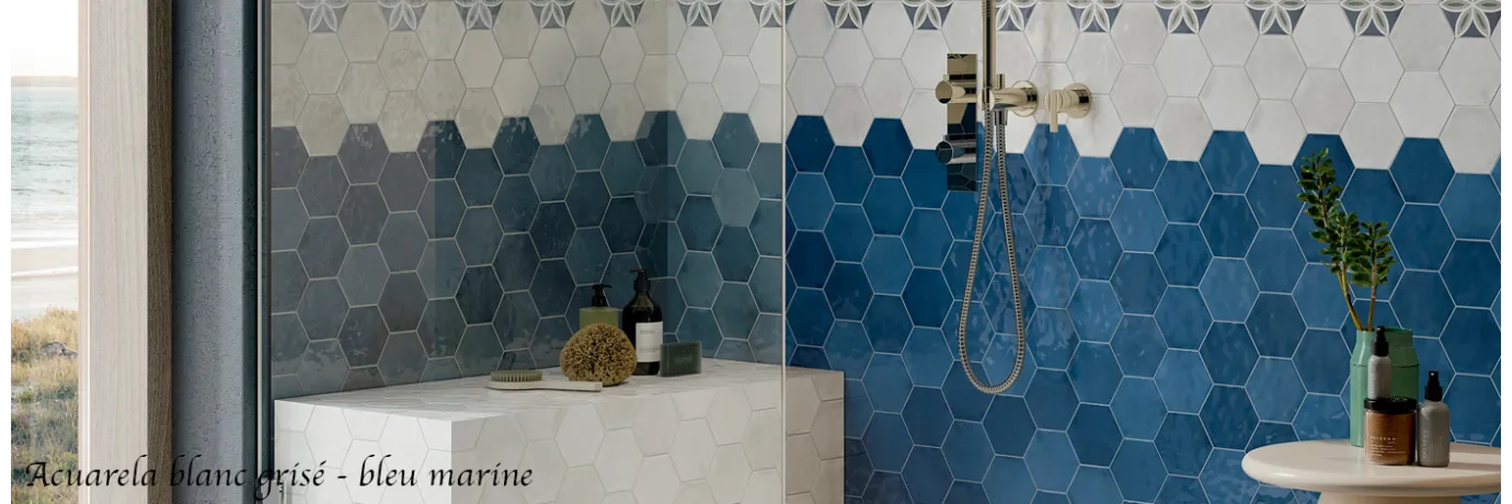 Carrelage sol hexagonal Acuarela blanc grisé et bleu marine pour l'intérieur de la douche