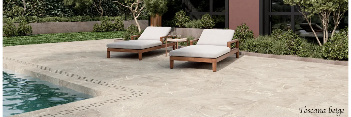 Dalle extérieur effet pierre de travertin Toscana 2.0 beige pour le contour de la piscine