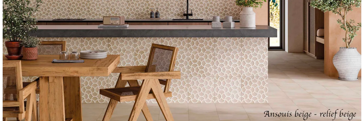 Carrelage mur ancien Ansouis relief beige et uni beige pour le sol cuisine avec comptoire