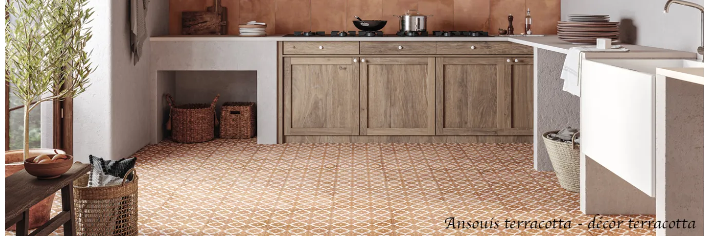 Carrelage sol traditionnel Ansouis décor terracotta et uni terracotta orange cuivré pour le mur de la cuisine