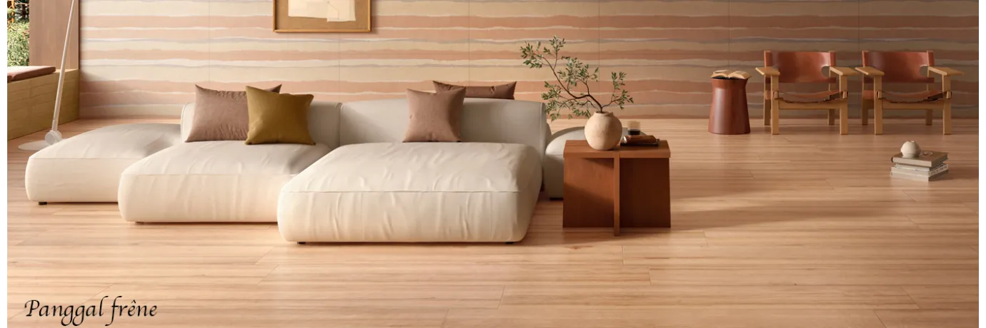 Carrelage sol imitation parquet Panggal Frêne couleur bois clair pour le salon