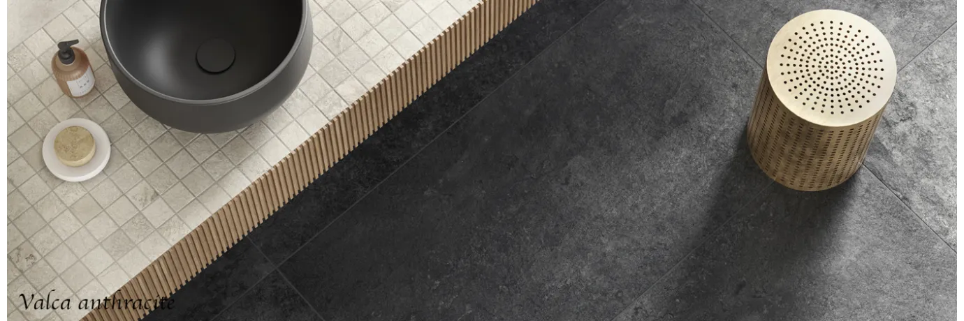 Carrelage sol effet pierre Valca anthracite pour la salle de bain style déco classe