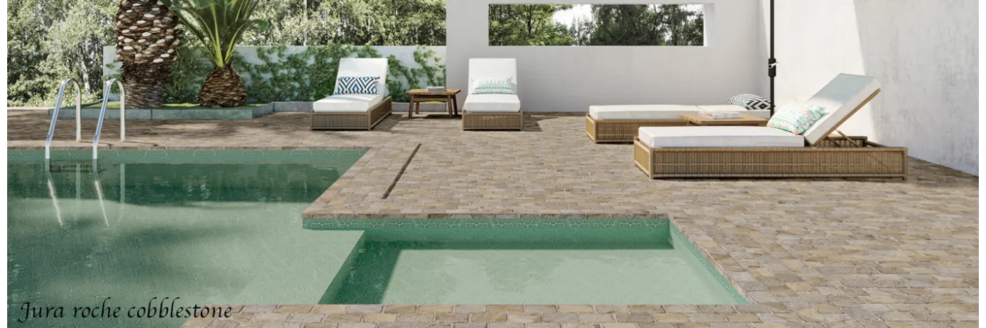 Carrelage extérieur effet pierre Jura roche cobblestone dans les tons beige gris pour la terrasse et le contour de la piscine