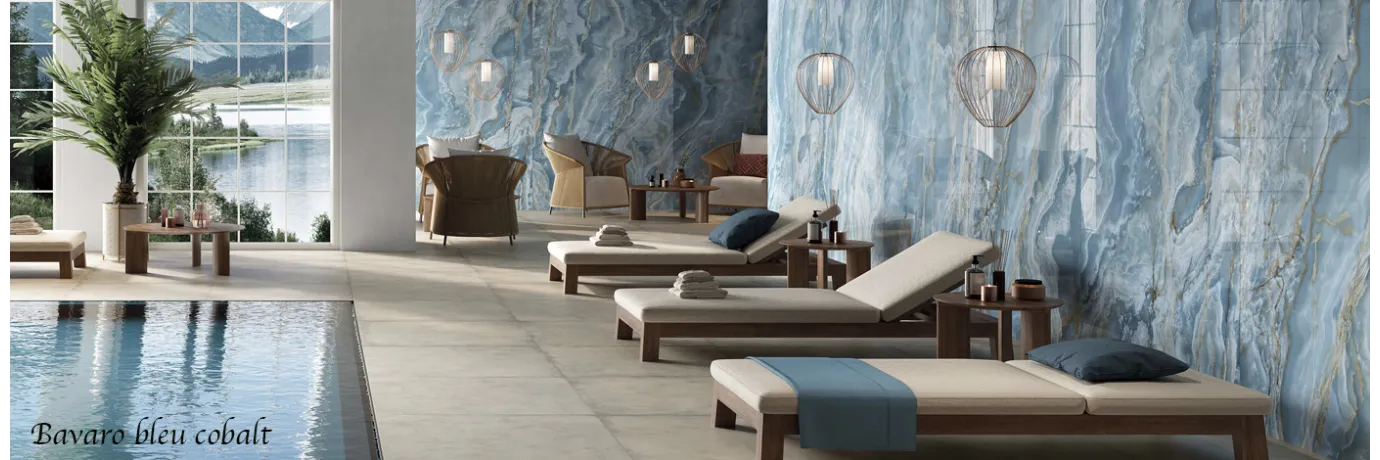 Carrelage sol et mur poli effet marbre Bavaro bleu cobalt pour la piscine intérieur