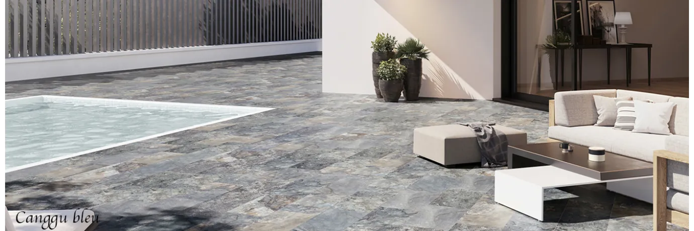 Carrelage effet pierre de bali Canggu bleu pour le contour et l'intérieur de la piscine