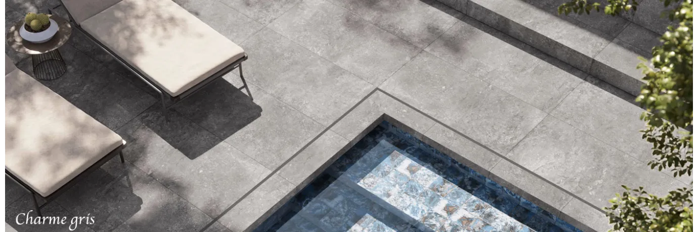 Carrelage extérieur effet pierre Charme gris pour le contour de la piscine 