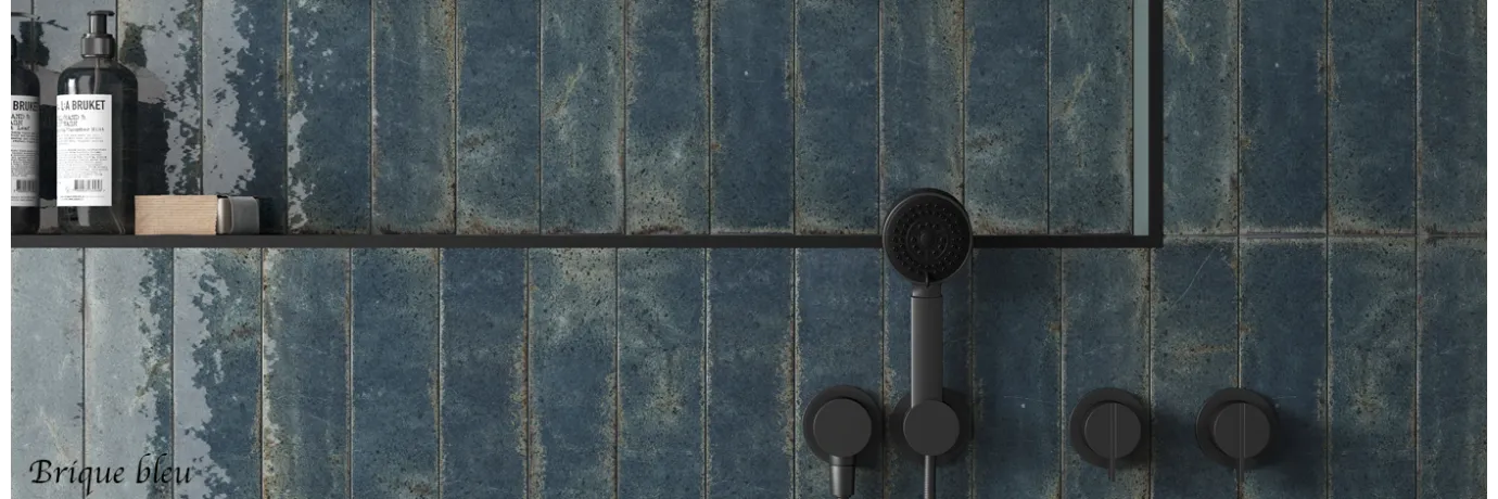 Carrelage effet zellige Brique bleu avec des nuances vert foncé pour l'intérieur de la douche 