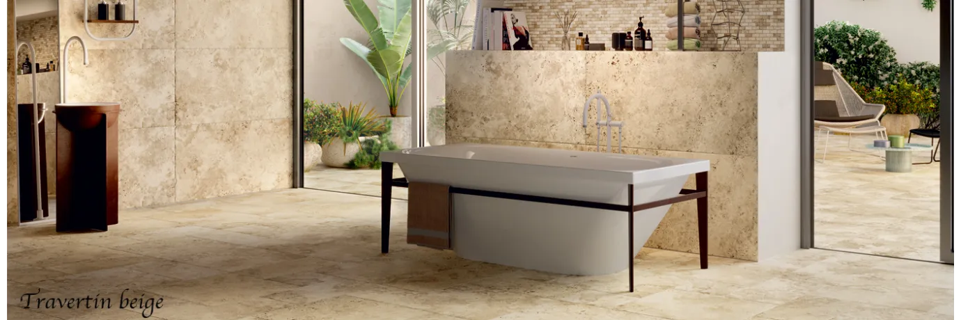 carrelage sol effet pierre travertin beige et beige multi-format pour le sol et le mur de la salle de bain