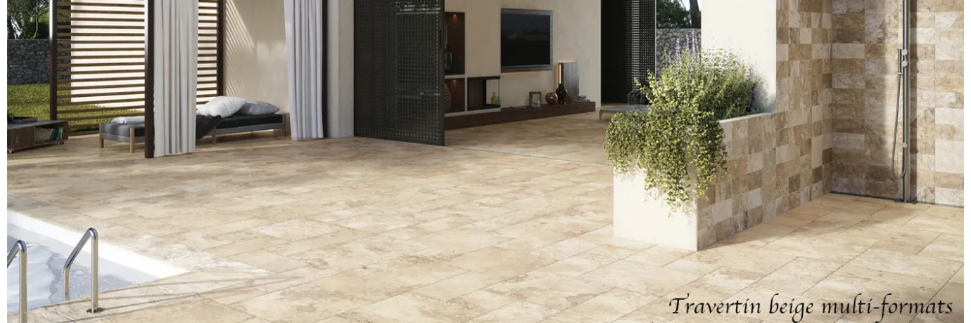 Carrelage extérieur effet travertin beige multi formats pour le contour de la piscine