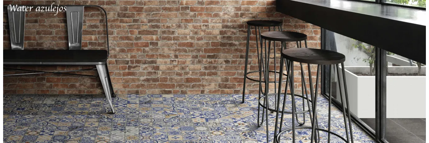 Carrelage sol effet carreaux de ciment Water Azulejos dans les tons bleu pour un bar style déco espagnol