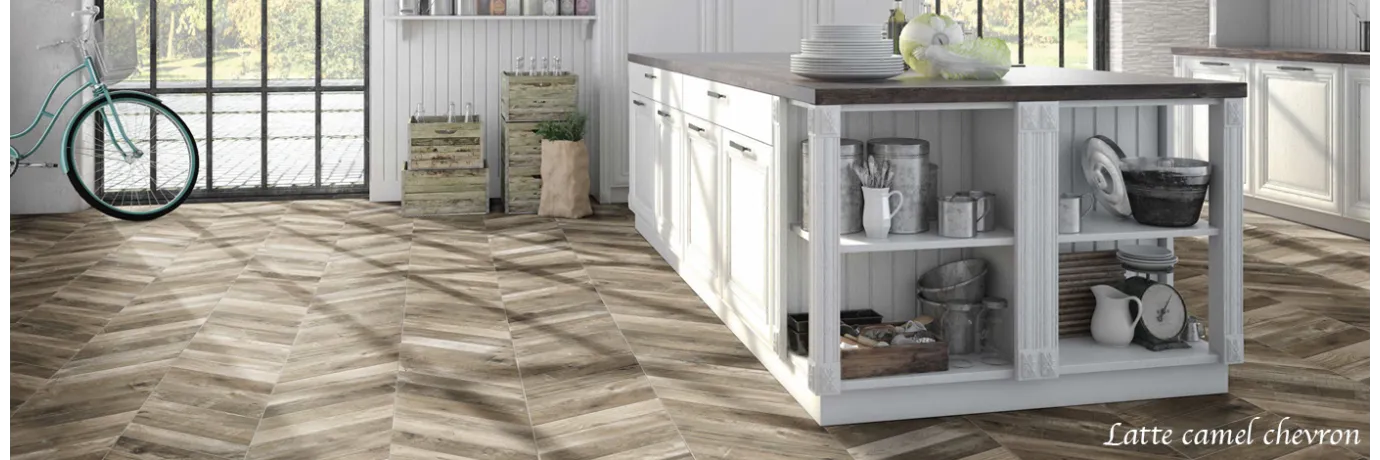carrelage imitation parquet latte camel chevron pour une cuisine centrale