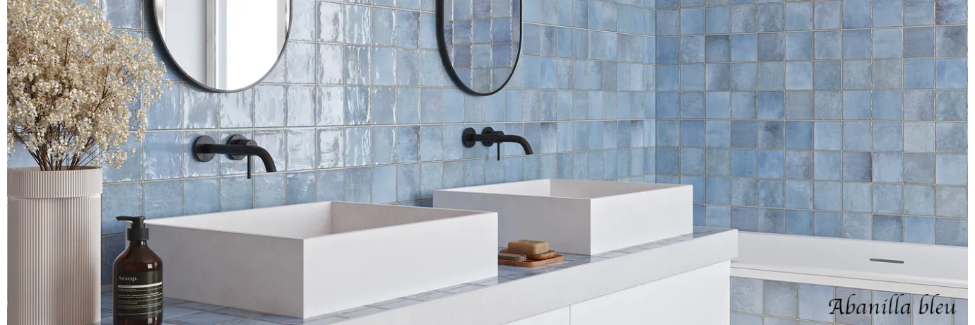 Carrelage mur effet zellige Abanilla bleu pour le mur de la salle de bain