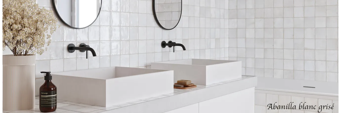 Carrelage mur effet zellige Abanilla blanc grisé pour le mur de la salle de bain