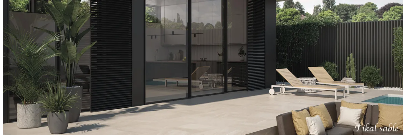 Carrelage sol extérieur effet pierre Tikal Sable pour le contour de la piscine et terrasse creusée style déco bali