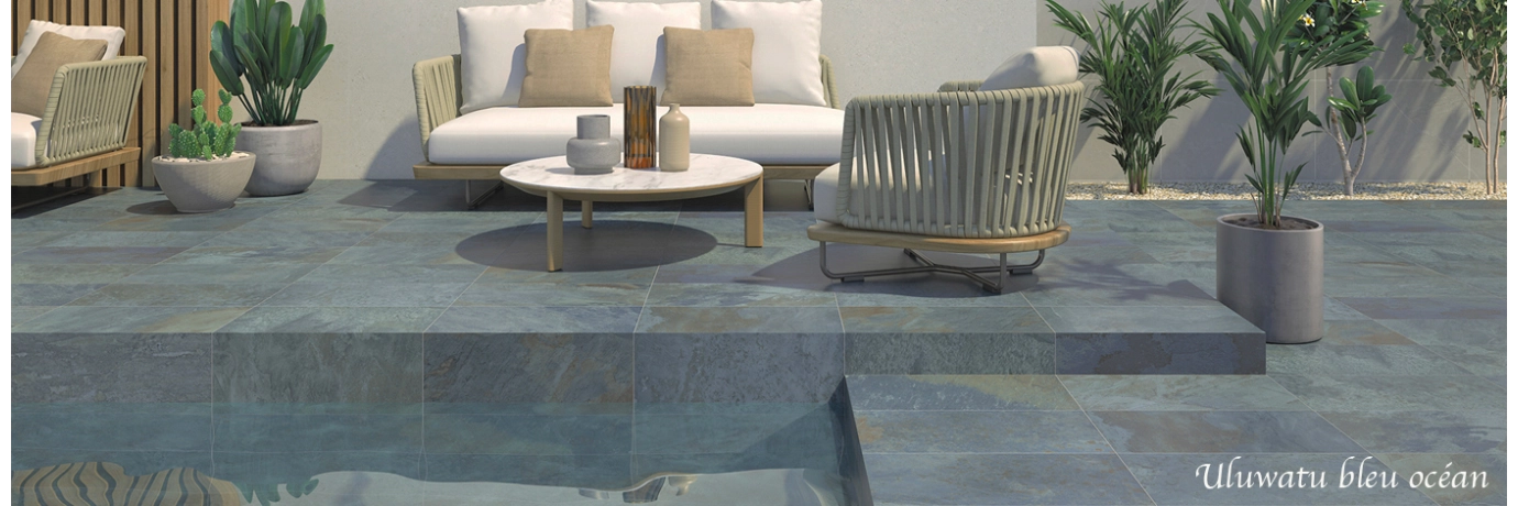 Carrelage sol extérieur Pierre de Bali Uluwatu bleu océan avec des nuances marron pour le contour de la piscine