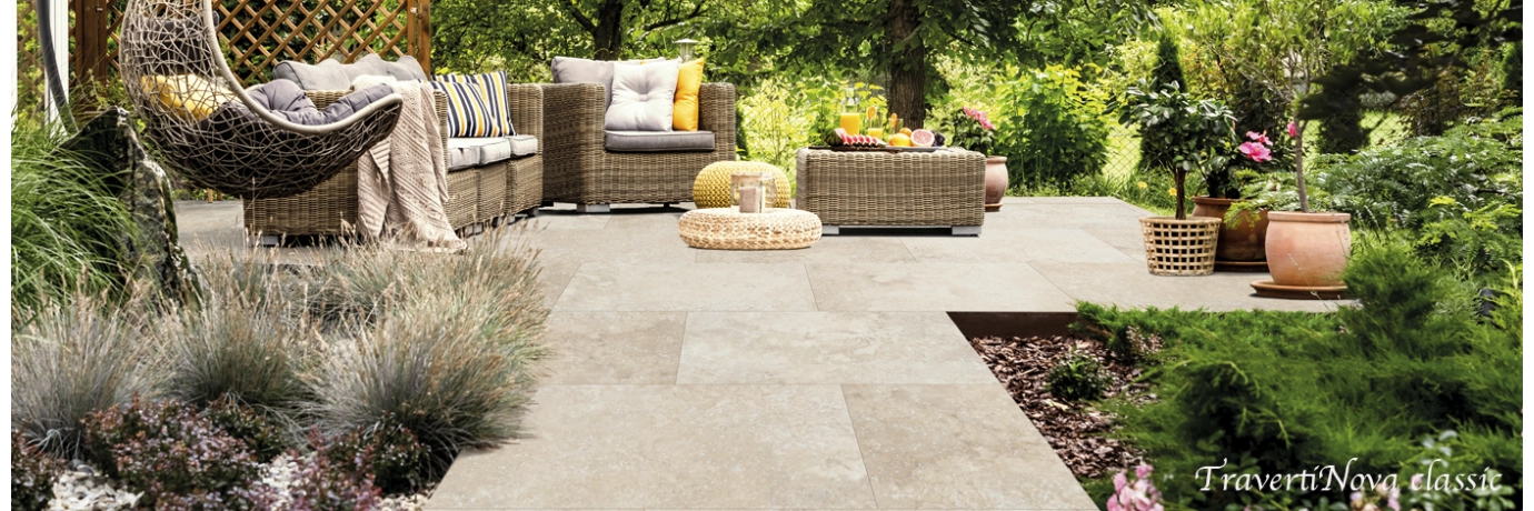 Carrelage sol extérieur effet pierre Travertin TravertiNova classic dans les tons beige pour la terrasse