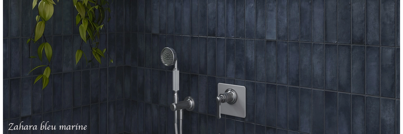 Carrelage mur effet zellige Zahara bleu foncé pour l'intérieur de la douche italienne