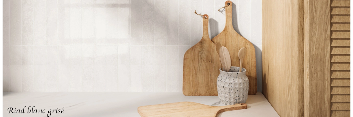 Carrelage mur effet zellige Riad blanc grisé pour le mur de la cuisine situé au dessus de l'évier