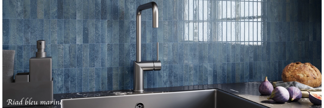 Carrelage mur effet zellige Riad bleu marine pour le mur de la cuisine