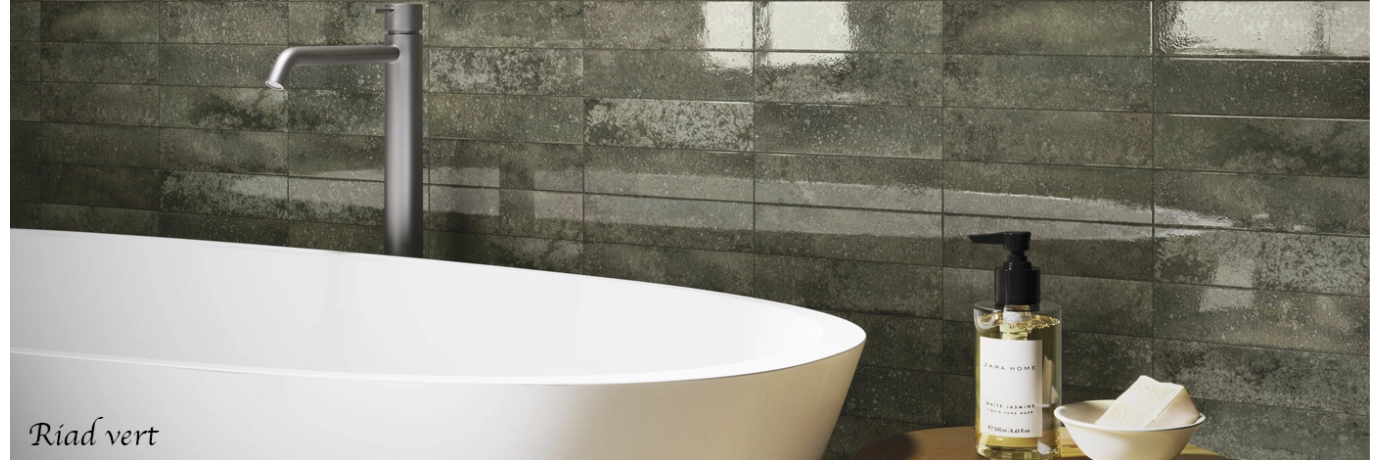 Carrelage mur effet zellige Riad vert pour le mur de la salle de bain