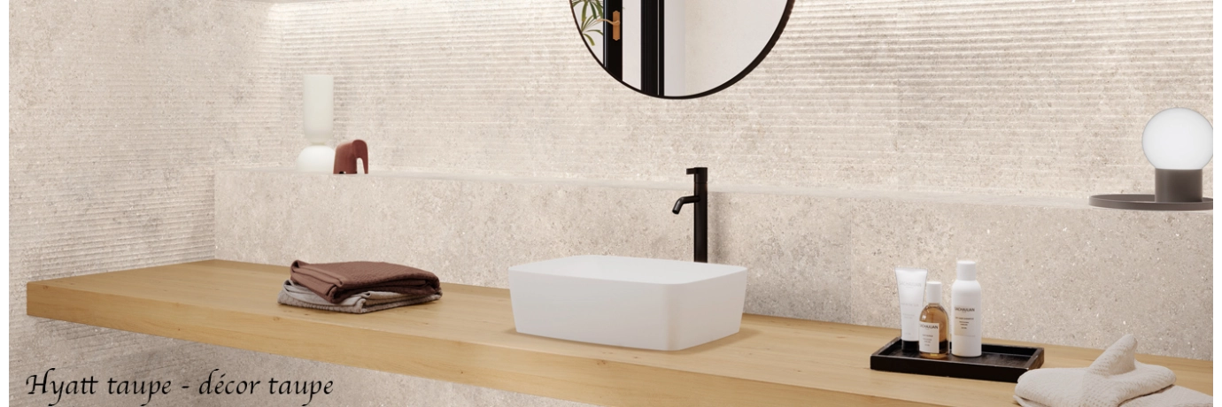 Carrelage mur effet pierre Hyatt décor taupe pour le mur situé au dessus de l'évier de la salle de bain