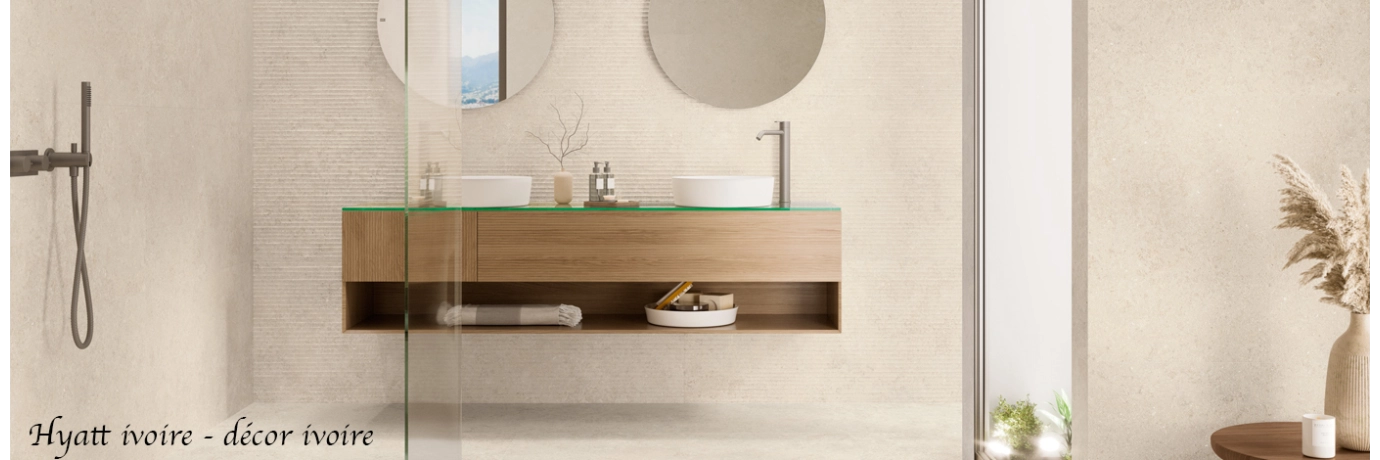 Carrelage mur effet pierre Hyatt décor ivoire pour le mur situé au dessus de la salle de bain