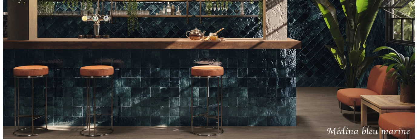 Carrelage mur effet zellige Médina bleu marine pour un bar