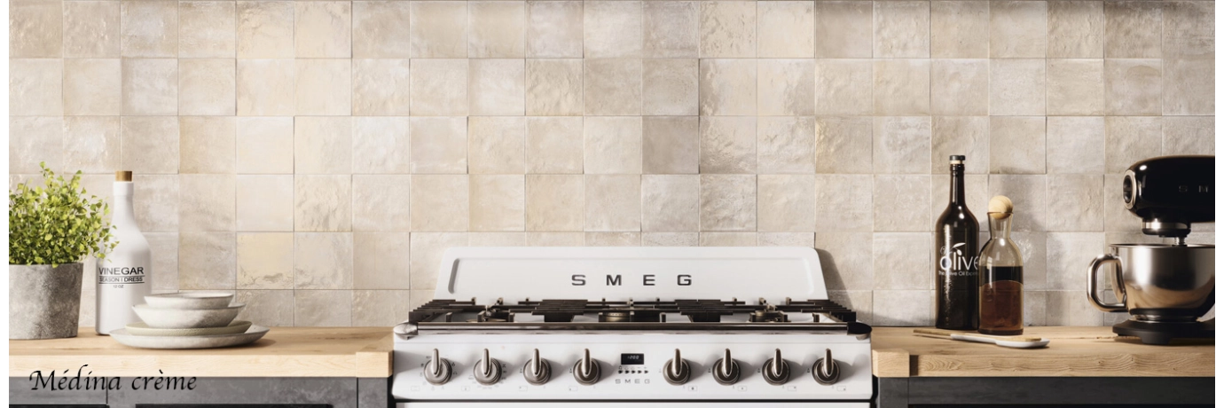 Carrelage mur effet zellige Médina crème pour le mur situé au dessus de l'évier