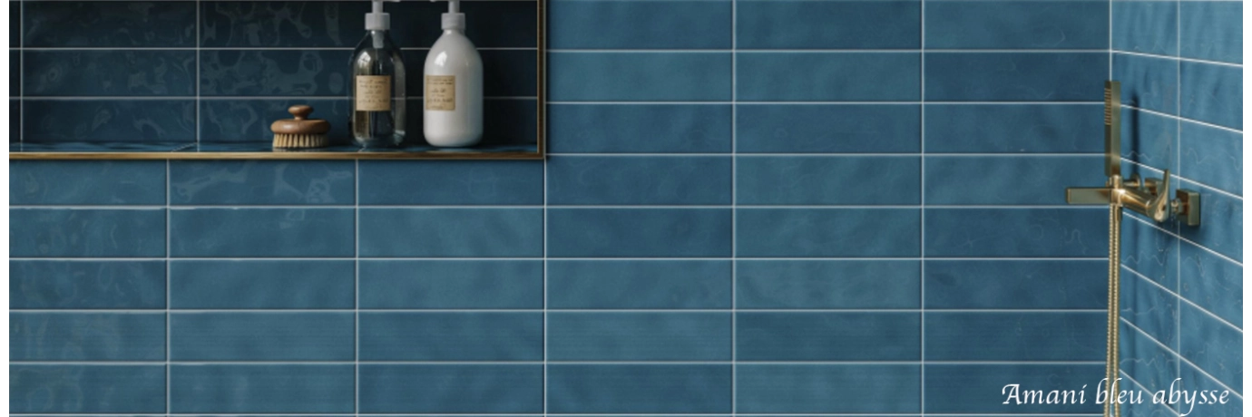 Carrelage mur effet zellige Amani bleu nuit couleur abysse pour la salle de bain 