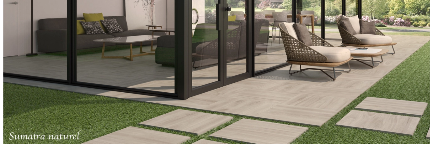 Dalle extérieur effet bois Sumatra naturel dans les tons bois pour la terrasse et la contour de la piscine