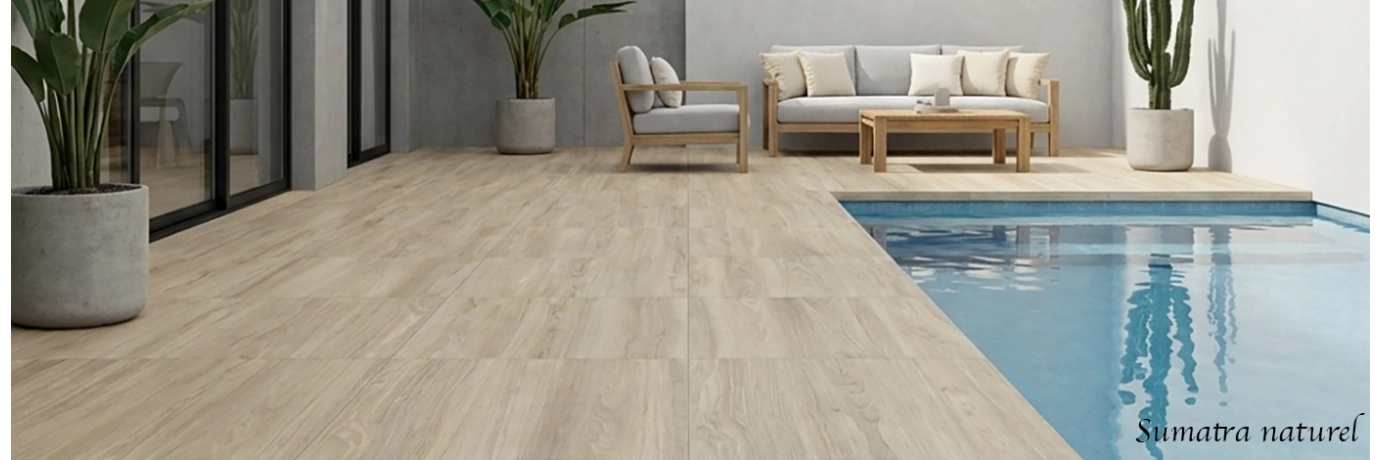 Dalle extérieur effet bois Sumatra naturel dans les tons bois pour le contour de la piscine