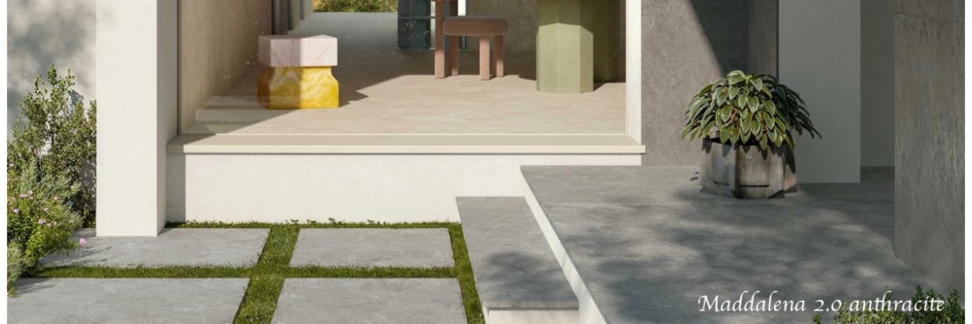Dalle extérieur effet pierre Maddalena 2.0 anthracite pour l'entrée de la terrasse 