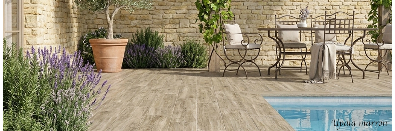 Dalle extérieur effet bois Upala marron pour la terrasse et le contour de la piscine