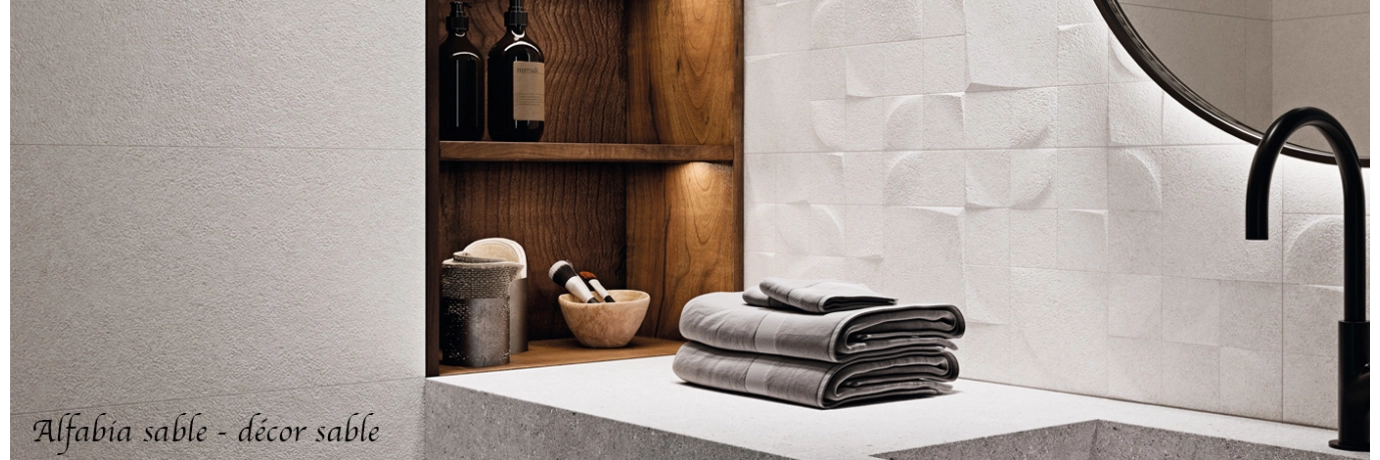 Carrelage mur Décor Alfabia sand couleur beige clair pour la salle de bain